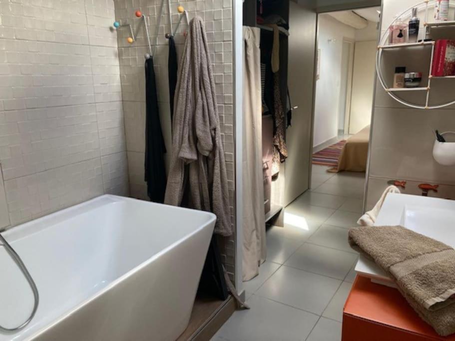 Loft Au Coeur De Nimes Apartment Bagian luar foto